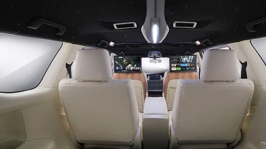कार के अंदर एक 32 इंच का टीवी भी लगा हुआ है।