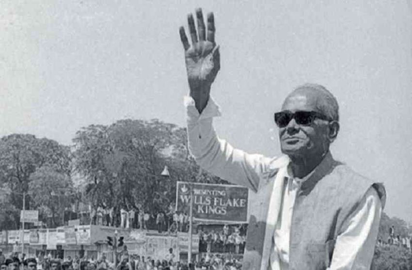 पंडित जवाहर लाल नेहरू शिद्दत से चाहते थे कि जय प्रकाश नारायण उनके बाद कांग्रेस की कमान संभालें। हालांकि जेपी ने नेहरू को समाजवाद पर खरा ना पाते हुए पार्टी से इस्तीफा दे दिया था।