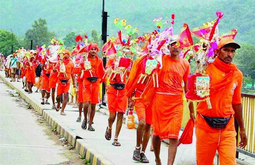 सावन में भगवान शिव का जलाभिषेक करने के लिए शिवधाम को जाते कांवड़िए। (फाइल फोटो) 