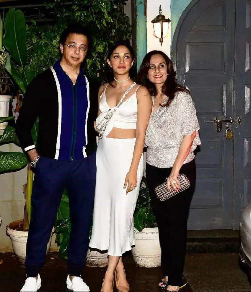 कियारा का ये चैनेल ब्रांड के गोल्डन और पर्ल डिटेलिंग वाले क्रॉसबॉडी बैग की कीमत लगभग 3,23,584 रुपए थी।