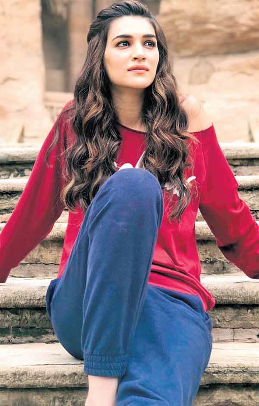 कृति सेनन इंजीनियरिंग की स्टुडेंट रह चुकी हैं। कृति सेनन ने 10वीं में 72% और 12वीं में 90% अंक हासिल किए थे।