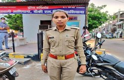 लखनऊ: लॉकडाउन में रात को सड़क पर दोस्तों संग गप कर रहे थे दारोगा, लेडी कॉन्स्टेबल ने लगा दी क्लास..