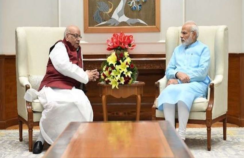 मध्य प्रदेश के राज्यपाल और बीजेपी के कद्दावर नेता रहे लालजी टंडन (Lalji Tandon Death) का 21 जुलाई को निधन हो गया। वह 85 साल के थे। उनके निधन की खबर मिलते ही एक्टर कुशाल टंडन (Kushal Tandon) भी घर पगुंच गए। कुशाल लालजी टंडन के पोते हैं। (Photos: Social Media)