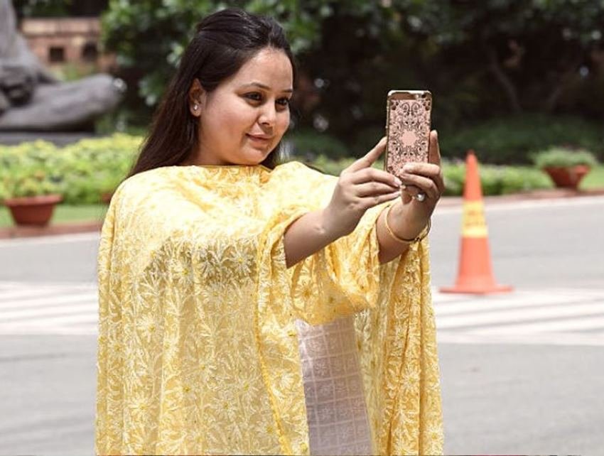 अपनी बड़ी बहन की तरह ही रोहिणी भी एमबीबीएस ग्रैजुएट हैं। उन्होंने जमशेदपुर के महात्मा गांधी इंस्टीट्यूट ऑफ मेडिकल साइंसेज से डॉक्टरी की डिग्री ली है।