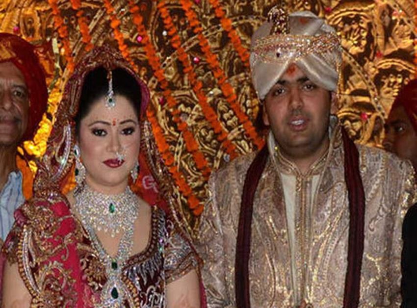 लालू का छठी बेटी अनुष्का ने इंटीरियर डिजाइनिंग में ग्रैजुएशन किया है। वह हरियाणा में रेवाड़ी के किसी कॉलेज से लॉ की पढ़ाई भी कर रही हैं।