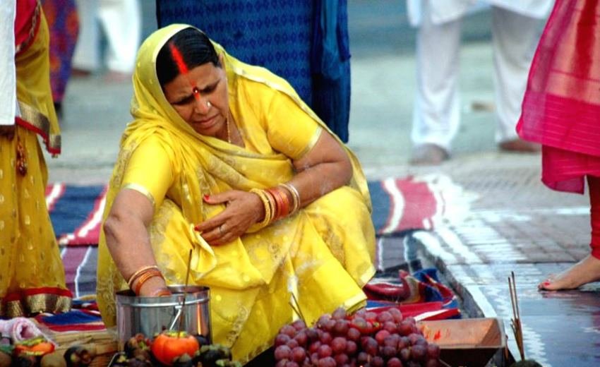 बिहार की सीएम रह चुकीं राबड़ी देवी जब 14 साल की थीं तब उनकी शादी लालू प्रसाद यादव से हो गई थी। अपने हलफनामे में राबड़ी देवी ने लिखा है कि वह मैट्रिक पास भी नहीं हैं। माना जाता है कि उन्होंने बेहद प्रारंभिक शिक्षा ही हासिल की है।