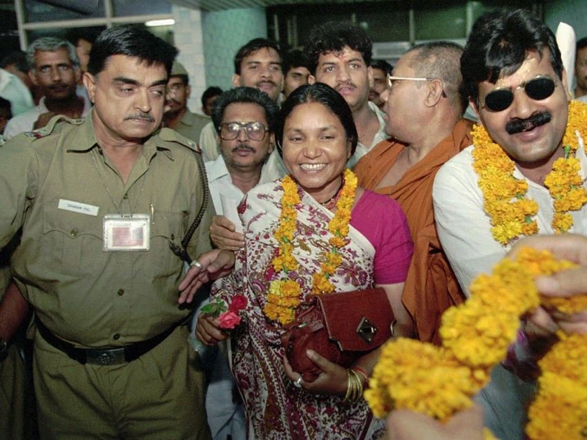 दिवंगत फूलन देवी ने कोई शिक्षा हासिल नहीं की थी।