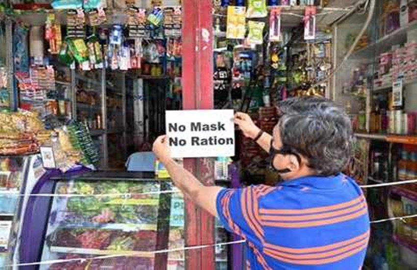 बाजारबंदी के दिनों में दुकानों के आधे शटर खुलने का एक रिवाज पैदा हो गया है।