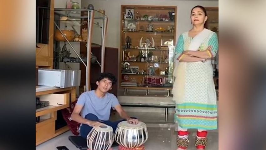 माधुरी ने अपने लिविंग एरिया में म्यूजिक के लिए भी एक स्पेस अलग कर रखा है।