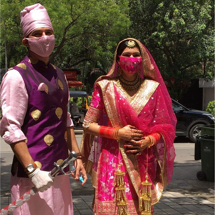दूल्हा बने मनीष रायसिंघन के एक हाथ में सैनिटाइजर था तो दूसरे में तलवार।
