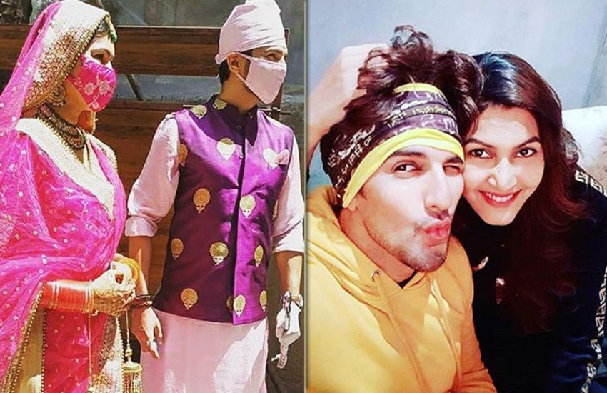 'ससुराल सिमर का' फेम एक्टर मनीष रायसिंघन ने शादी कर ली है। उन्होंने अपनी को-स्टार और गर्लफ्रेंड संगीता चौहान संग सात फेरे लेकर घर बसा लिया है। 30 जून को गुरुद्वारे में मनीष औऱ संगीता ने पूरे सिख रीति रिवाजों से ब्याह रचाया। लॉकडाउन का नियमों का पालन करते हुए दूल्हा दुल्हन दोनों मास्क लगाए नजर आए। देखें शादी की तस्वीरें: