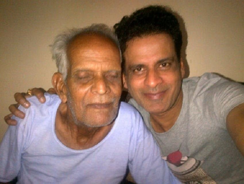 मनोज वाजपेयी के पिता का नाम राधाकांत बाजपेयी है। मनोज भले आज बड़े स्टा बन गए हों लेकिन उनके पिता आज भी अपने गांव में बेहद साधारण जिंदगी गुजार रहे हैं।