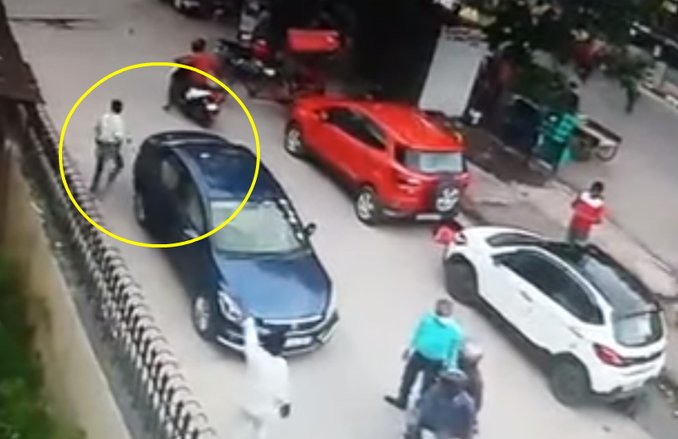 सावधान! सड़क पर चलती कार को रोक कर अपराधी ऐसे दे रहे हैं लूट की वारदात को अंजाम! देखें यह हैरान करने वाला VIDEO