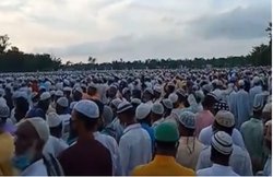 कोरोना का खौफ! मौलाना के जनाजे जुटी 10,000 लोगों की भीड़, पुलिस ने कहा – जांच होगी