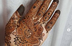 रक्षाबंधन के मौके पर हाथों पर लगाएं खूबसूरत मेहंदी, यहां से लें ट्रेंडी डिजाइन्स