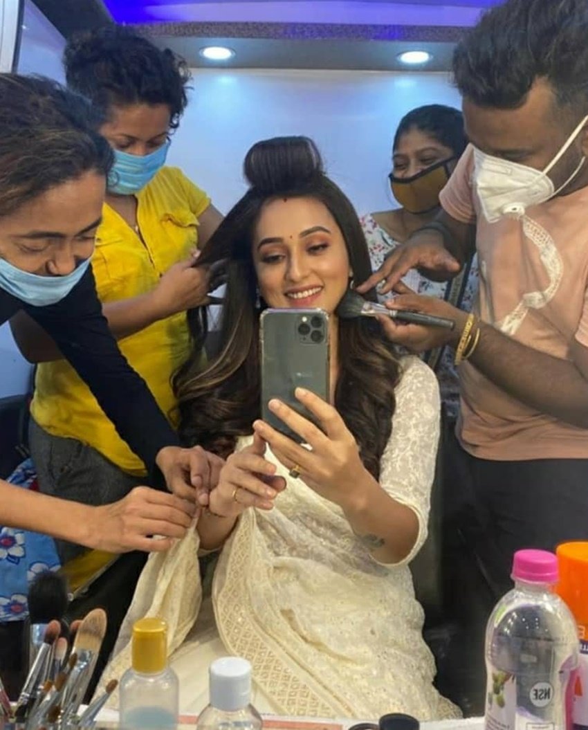 सोस कोलकाता की शूटिंग के लिए रेडी होतीं मिमी चक्रवर्ती।