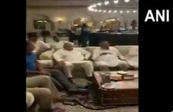 ‘हम होंगे कामयाब’, लग्जरी होटल के वेटिंग लॉन्ज में सियासी अंताक्षरी खेल रहे कांग्रेस विधायक, देखें वीडियो