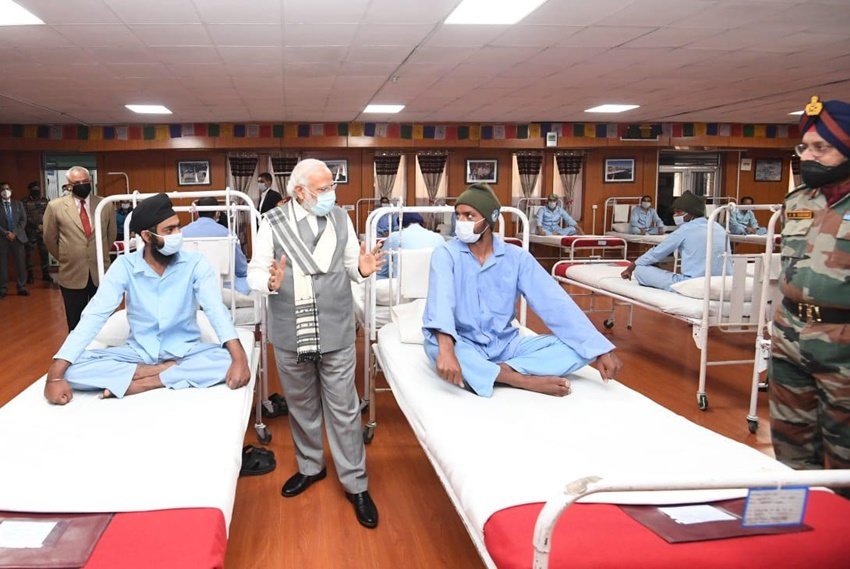 PM Modi, Modi in ladakh, modi in army hospital