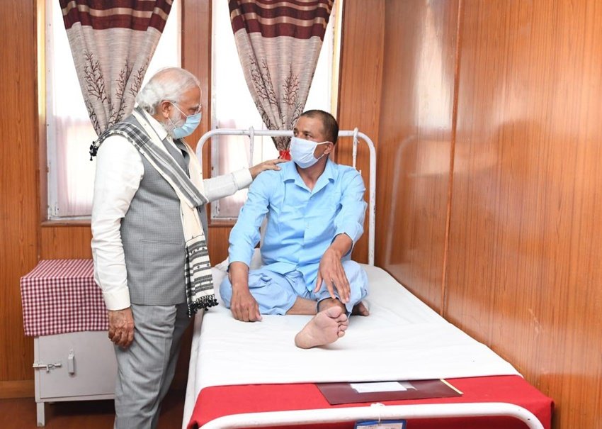 PM Modi, Modi in ladakh, modi in army hospital