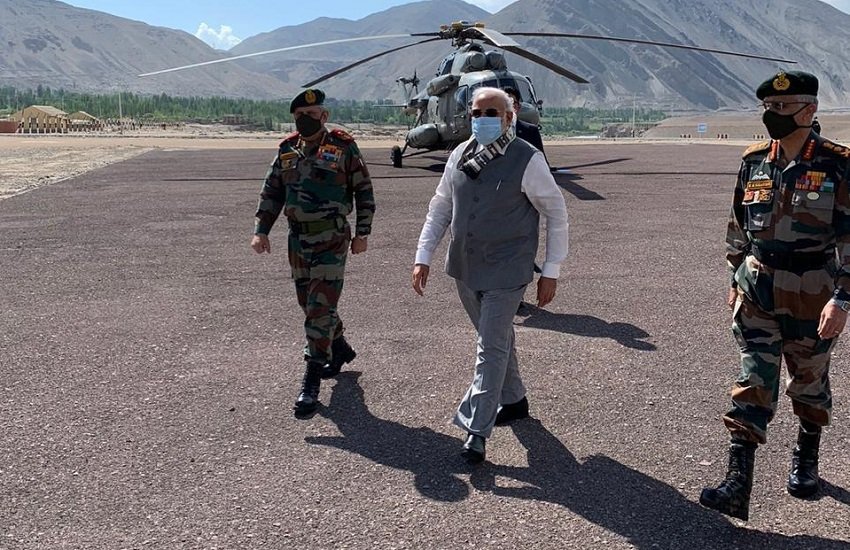 प्रधानमंत्री नरेंद्र मोदी लद्दाख के निमू स्थित फॉरवड पोजिशन पर उपस्थित हैं। (PC -ANI)