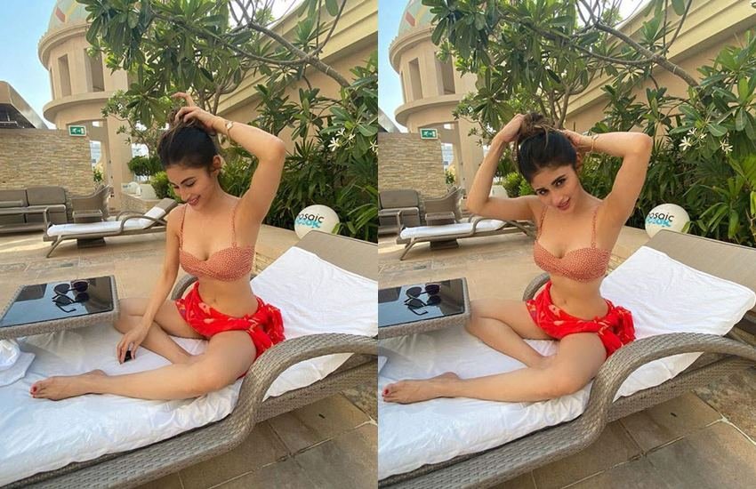 मौनी रॉय उन चंद अभिनेत्रियों में हैं जो सोशल मीडिया में काफी एक्टिव रहती हैं। आए दिन मौनी अपनी तस्वीरें और वीडियोज फैंस के साथ शेयर करती रहती हैं। जब से लॉकडाउन हुआ है तब से मौनी दुबई में ही बहन के यहां पर हैं। हाल ही में मौनी ने दुबई से अपनी कुछ तस्वीरें पोस्ट की हैं जो फैंस को काफी पसंद आ रही हैं। (All Photos: Mouni roy instagram)