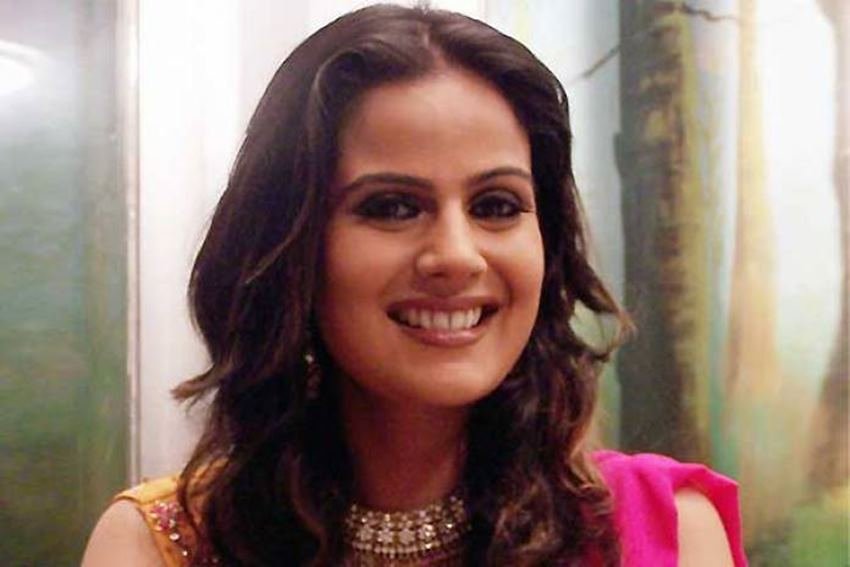 गोविंदा और संजय दत्त के साथ फिल्म में नजर आ चुकीं टीवी एक्ट्रेस नंदिनी भी पहले एयर होस्टेस ही थीं।