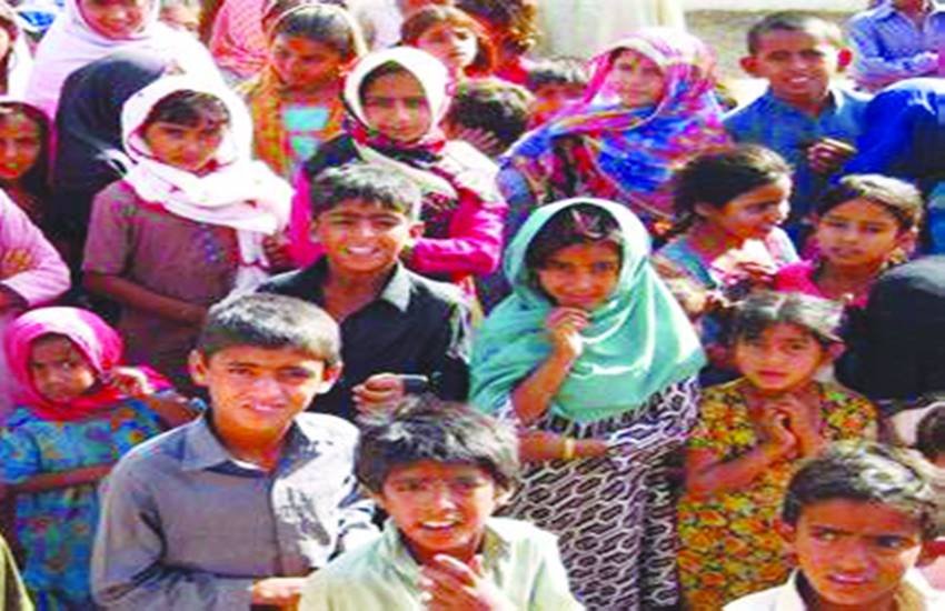 पाकिस्तान में जनसंख्या वृद्धि दर काफी तेज है। दक्षिण एशिया में जनसंख्या बढ़ाने में वह आगे है।