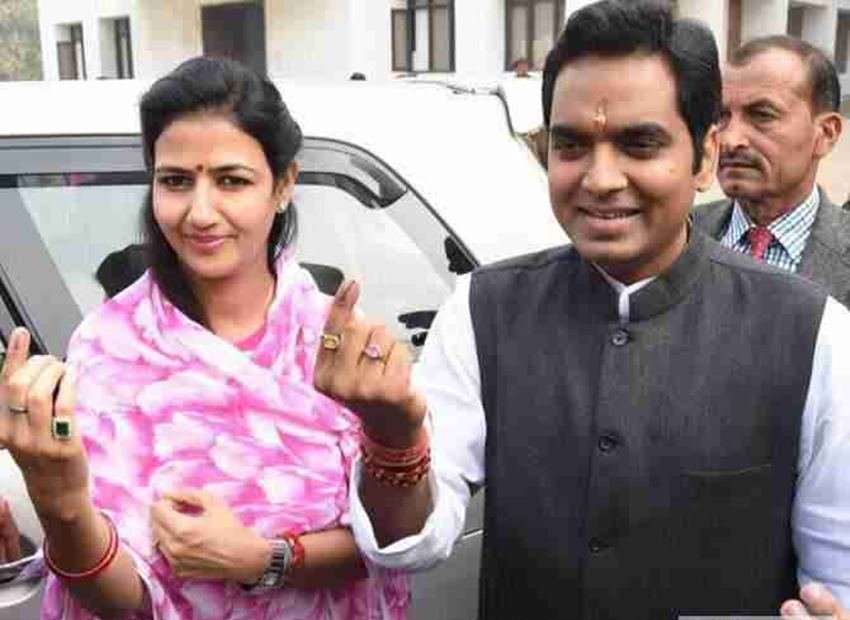 राजनाथ सिंह के बेटे पंकज सिंह यूपी के नोएडा से विधायक हैं। पंकज सिंह की पत्नी सुषमा इंटरनेशनल लेवल की शूटर हैं। वही पंकज सिंह के ससुर का नाम नारायण सिंह राणा है। राणा उत्तराखंड में राजनीति करते हैं।