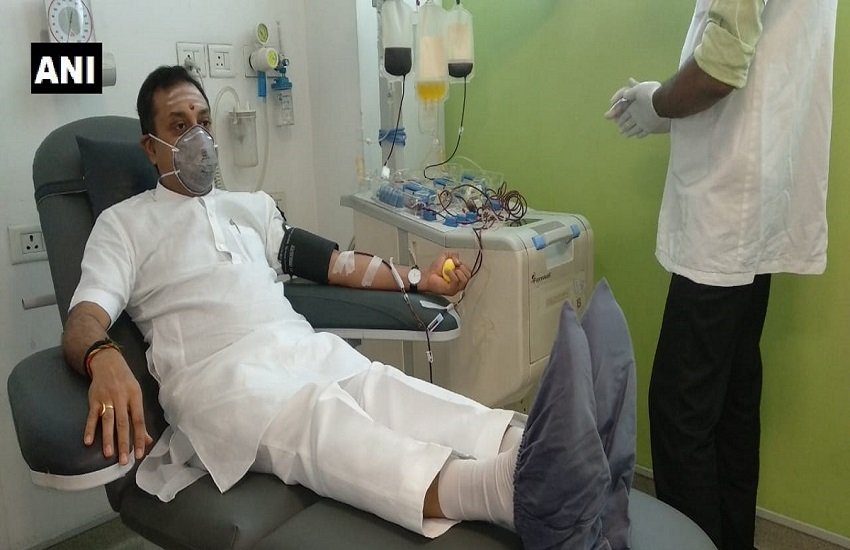 भारतीय जनता पार्टी के नेता संबित पात्रा ने गुरुग्राम के मेदांता अस्पताल में प्लाज्मा डोनेट किया। (ANI) भारतीय जनता पार्टी के नेता संबित पात्रा ने गुरुग्राम के मेदांता अस्पताल में प्लाज्मा डोनेट किया। (ANI)