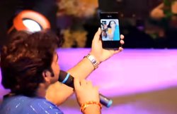 VIDEO: पवन सिंह लाइव गा रहे थे- सईयां रुसल बानी का, तभी मां का आ गया फोन; देखिए फिर क्या हुआ