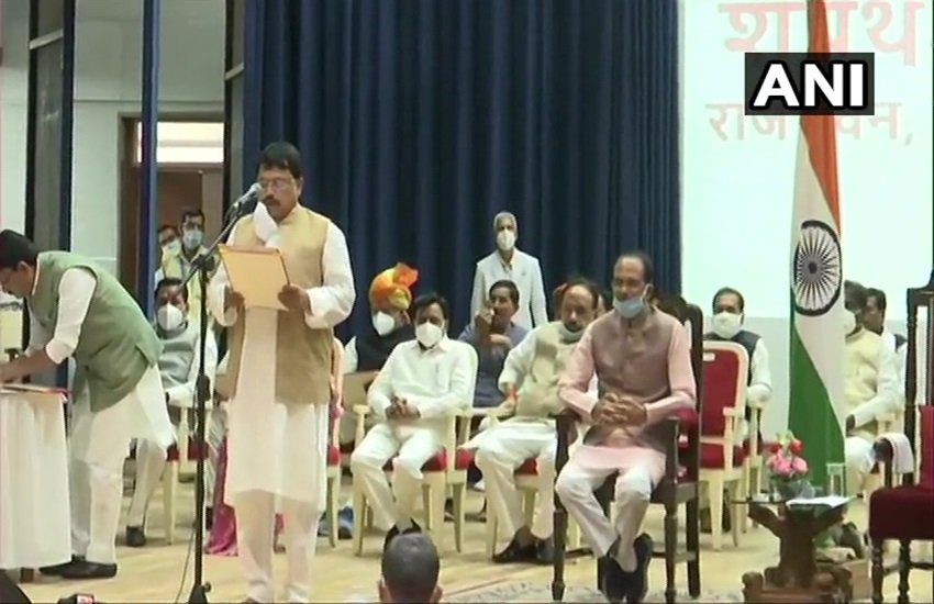 मंत्रीपद की शपथ लेते सिंधिया गुट के नेता प्रद्युम्न सिंह तोमर। 