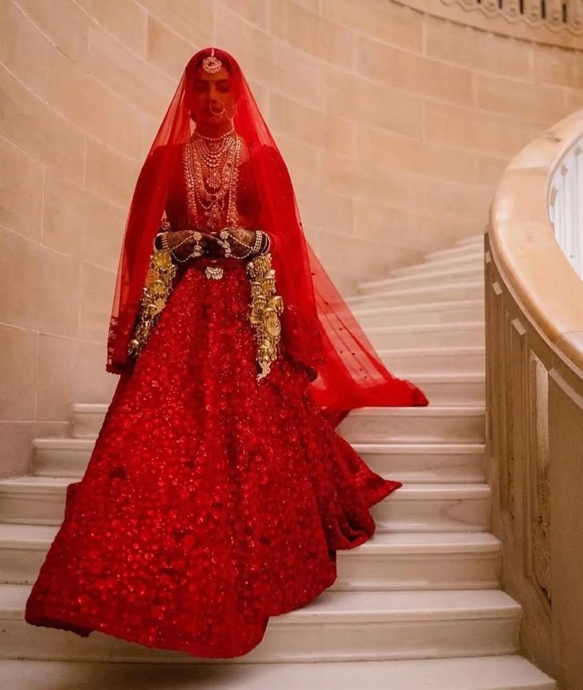 प्रियंका चोपड़ा ने सब्यसाची का लहंगा पहना था। उनके लहंगे की कीमत 18 लाख थी।