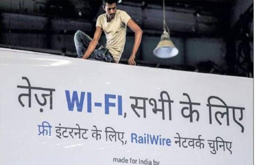 कई रेलवे स्टेशनों पर यात्रियों को फ्री वाई-फाई की सुविधा।