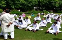 Rajasthan Politics: राजभवन के पार्क में घास पर बैठे कांग्रेस विधायक, अशोक गहलोत के समर्थन में लगाए नारे