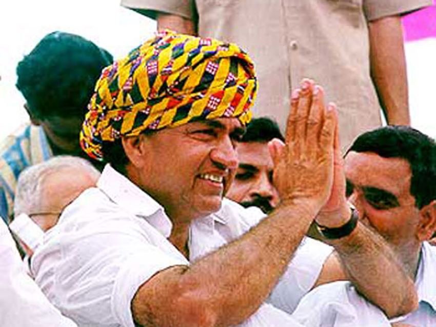 राजीव गांधी की हत्या के बादसचिन पायलट के पिता राजेश पायलट ने भी कांग्रेस में अपने बगावती तेवर दिखाए थे। 1997 में राजेश पायलट ने सीताराम केसरी के खिलाफ कांग्रेस अध्यक्ष पद पर चुनाव लड़ अपनी मनसा जाहिर कर दी थी। इसके बाद नवंबर 2000 में जब बागी नेता जितेंद्र प्रसाद ने कांग्रेस अध्यक्ष पद पर सोनिया गांधी के खिलाफ चुनाव लड़ा तो राजेश पायलट ने जितेंद्र प्रसाद का साथ दिया था।