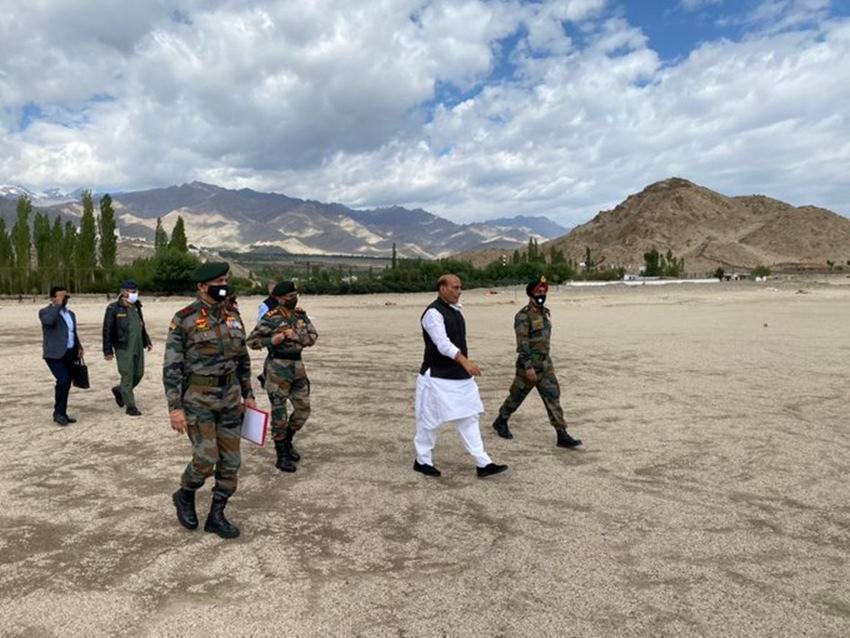 Rajnath Singh In Leh: पिछले कई दिनों से चीन के साथ चले आ रहे सीमा विवाद के बीच शुक्रवार 17 जुलाई को देश के रक्षा मंत्री राजनाथ सिंह लेह पहुंचे। अपनी दो दिवसीय यात्रा पर राजनाथ सिंह ने लेह के स्ताकना में भारतीय सेना के एक खास कार्यक्रम में हिस्सा लिया।