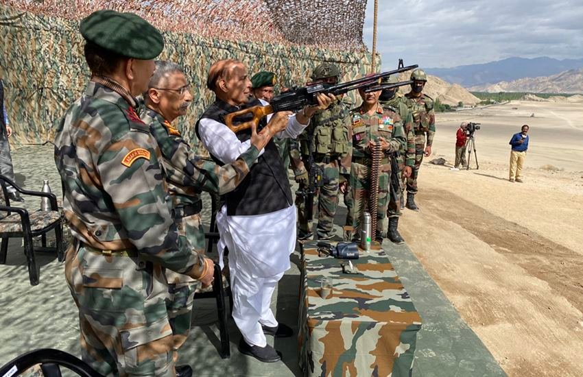 राजनाथ सिंह राइफल से निशाना लगाते दिखे।