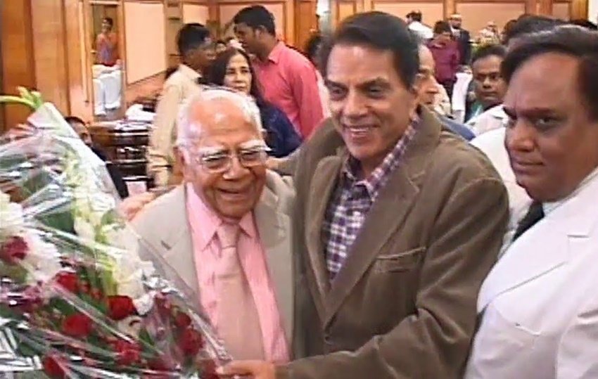 इस कार्यक्रम में बॉलीवुड के माचो मैन के नाम से मशहूर धर्मेंद्र भी पहुंचे। घर्मेंद्र के साथ पूर्व सपा नेता अमर सिंह थे।