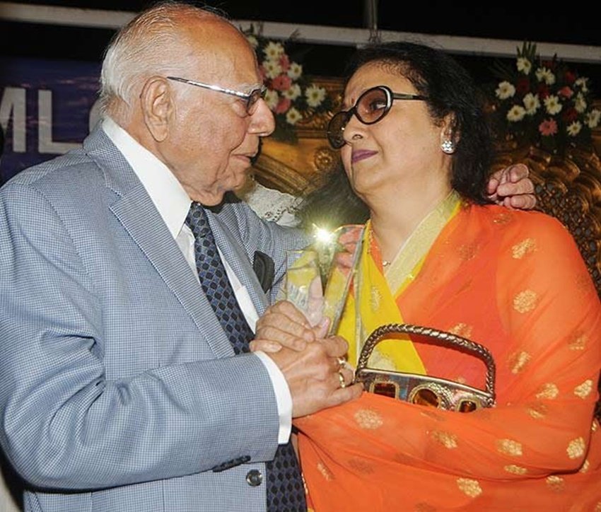 इस किस पर लीना चंद्रवाकर का कहना था कि राम जेठमलानी ने उनकी इजाजत से उन्हें किस किया था। <a href="https://www.jansatta.com/photos/picture-gallery/ram-jethmalani-and-leena-chandravakar-kiss-controversy-when-famous-criminal-lawyer-kiss-actress-in-public/1453026/2/">जब इस मशहूर एक्ट्रेस को राम जेठमलानी ने सरेआम कर लिया किस, खूब हुआ था हल्ला</a>