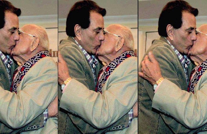 Ram Jethmalani Dharmendra Kiss: जब भी क्रिमिनल लॉयर की बात होती है तो स्वर्गीय राम जेठमलानी का नाम जरूर लिया जाता है। राम जेठमलानी ने अपने करियर में एक से एक हाई प्रोफाइल क्रिमिनल केसेज लड़े और जीते। अकसर वह अपने कोर्ट केस को लेकर सुर्खियों में बने रहते थे। हालांकि कुछ मामले ऐसे भी सामने आए जब वह अपने प्रोफेशन की जगह पर्सनल कारणों से चर्चा में रहे। ऐसा ही एक मामला था जब धर्मेंद्र को किस करती उनकी तस्वीरें सोशल मीडिया में वायरल हो गईं। (All Photos: Social media)