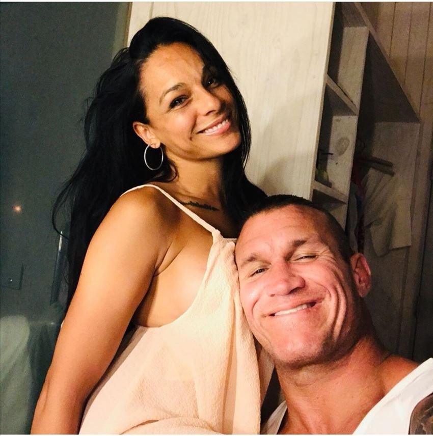 पत्नी की न्यूड टॉपलेस फोटो शेयर करते हुए रैंडी ने लिखा- आज मुझे अपनी ये फोटो मिली, जब हम परिवार के साथ जमैका में गए थे। मेरी पत्नी ना सिर्फ मुझे आत्मविश्वास देती है लेकिन दुख के वक्त मुझे अपना कंधा भी देती है। रैंडी ने आगे लिखा- मेरे अंदर कई कमियां हैं। लेकिन मेरा मानना है कि मैं एक अच्छा इंसान और पति और पिता हूं।