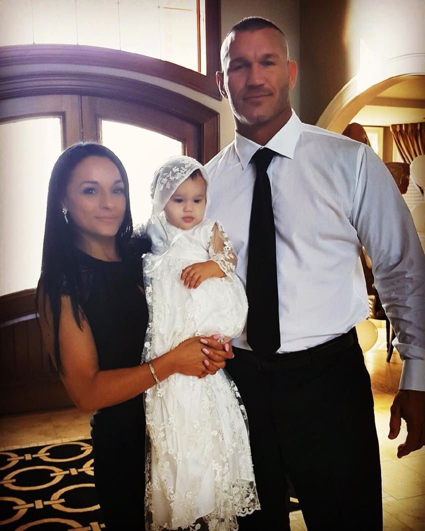 रैंडी कहते हैं कि जब मुझे परिवार की याद सताती है तो मैं अपने फोन में मौजूद 20 हजार फोटो और वीडियो को देखता हूं।