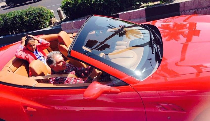 रतन टाटा ने साल 2010 में फरारी कैलिफोर्निया खरीदी थी। रतन टाटा के पास एक लाफरारी भी है जिसकी कीमत लगभग 1.6 मिलियन डॉलर है। यह दुनिया की सबसे महंगी कारों में भी शुमार है।