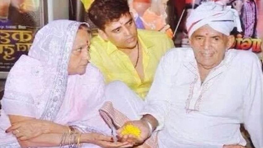 रवि किशन का बचपन आर्थिक तंगी में बीता। उनके पिता मुंबई में डेयरी चलाते थे। पारिवारिक विवाद के कारण डेयरी बंद कर रवि किशन अपने माता पिता के साथ यूपी के जौनपुर लौट गए।