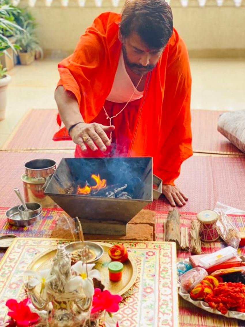 माली हालत ठीक ना होने के कारण रवि किशन का पूरा परिवार मिट्टी के छोटे से घर में रहता था। हालांकि इन मुश्किल हालातों में भी रवि किशन ने एक्टर बनने के सपने को हमेशा जिंदा रखा।