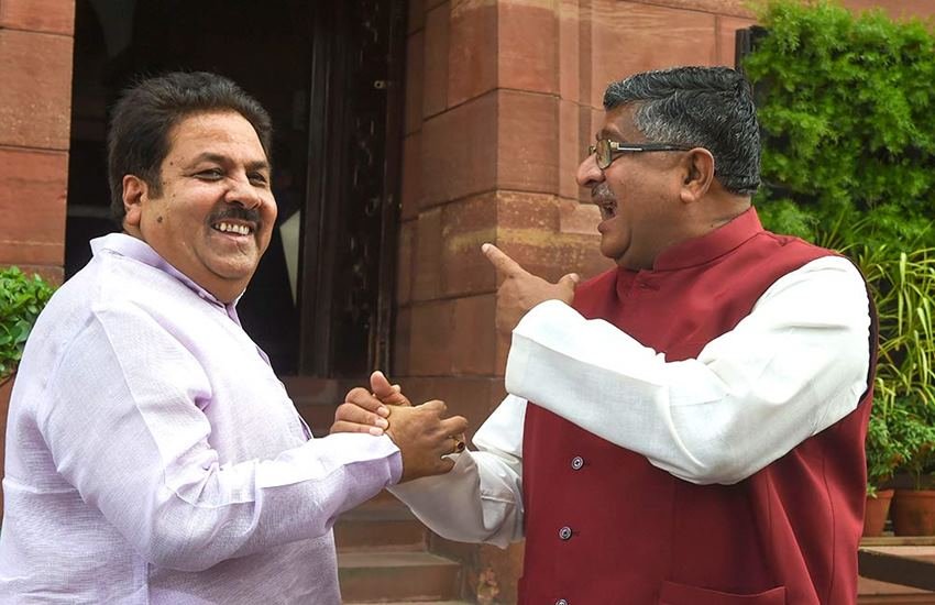 केंद्रीय मंत्री रविशंकर प्रसाद औऱ राजीव शुक्ला भी आपस में जीजा साले हैं। दरअसल रविशंकर प्रसाद की बहन अनुराधा प्रसाद की शादी राजीव शुक्ला से हुई है। (Photo: PTI)