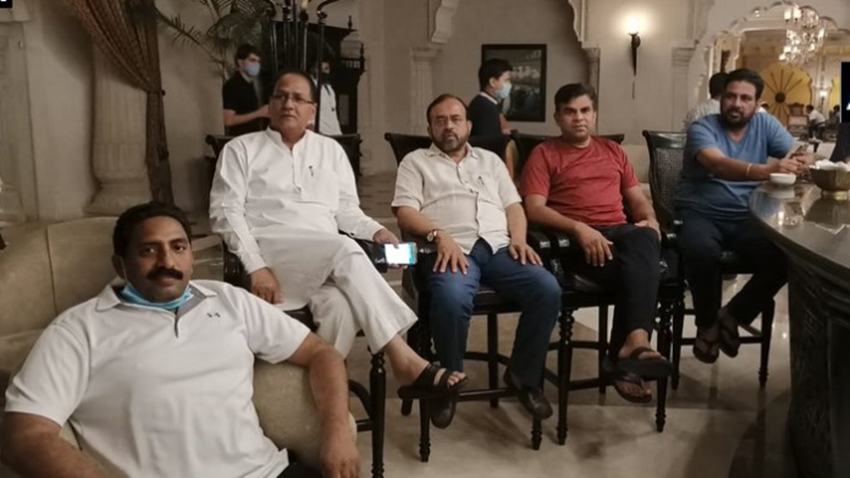 कई विधायक फिल्मों के गीत गुनगुनाते भी देखे गए तो कुछ हम होंगे कामयाब गा रहे हैं।