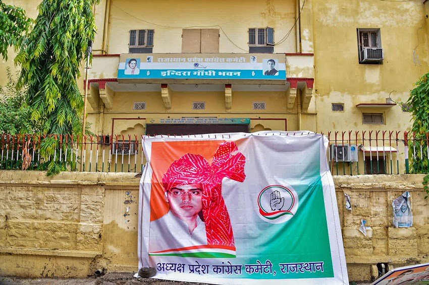 राजस्थान में राजनीतिक सरगर्मी इन दिनों तेज है। सियासी उठापटक के बीच सीएम अशोक गहलौत समर्थक कांग्रेस विधायक पिछले कुछ दिनों से जयपुर के फेयरमॉन्ट होटल में ही रुके हुए हैं। प्रदेश की राजनीति में क्या कुछ होगा ये तो वक्त बताएगा लेकिन फेयरमॉन्ट होटल में जमे कांग्रेसी विधायक अपना समय बिताने के लिए एक से एक रोचक चीजों पर हाथ आजमा रहे हैं। (Photos: Social Media)