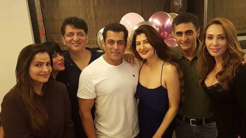 सलमान खान और संगीता बिजलानी की मुलाकात एक फिल्मी पार्टी के दौरान हुई थी। उन दिनों मुंबई के बांद्रा में स्‍थ‍ित मशहूर सी-रॉक होटल में सलमान खान का अड्डा बना हुआ था।