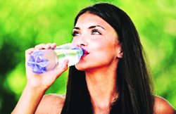 पानी को लेकर दावे और शोध: जल के साथ सेहत की बात